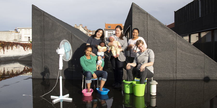 medewerkers van het kinderdagverblijf poseren op het zwarte platte dak medewerkers van het kinderdagverblijf poseren op het zwarte platte dak